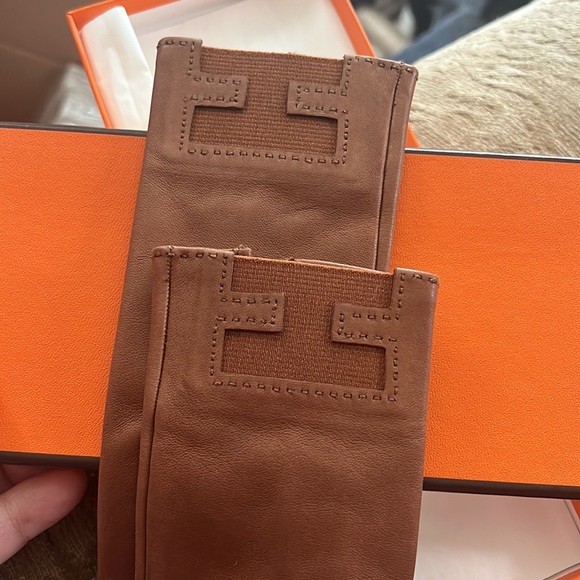 Limited edition Brown leather HERMES Gloves Comes with Box. - Picture 6 of 8